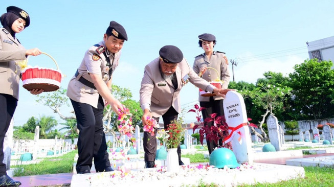 Polda Jambi Ziarah di Taman Makam Pahlawan Satria Bhakti, Kenang Jasa Para Pahlawan